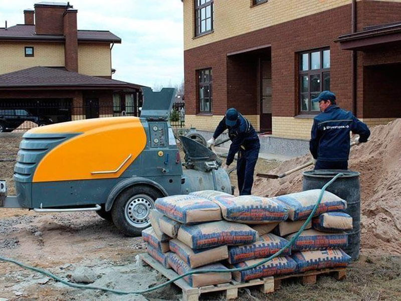 Машинная штукатурка стен и полусухая стяжка пола